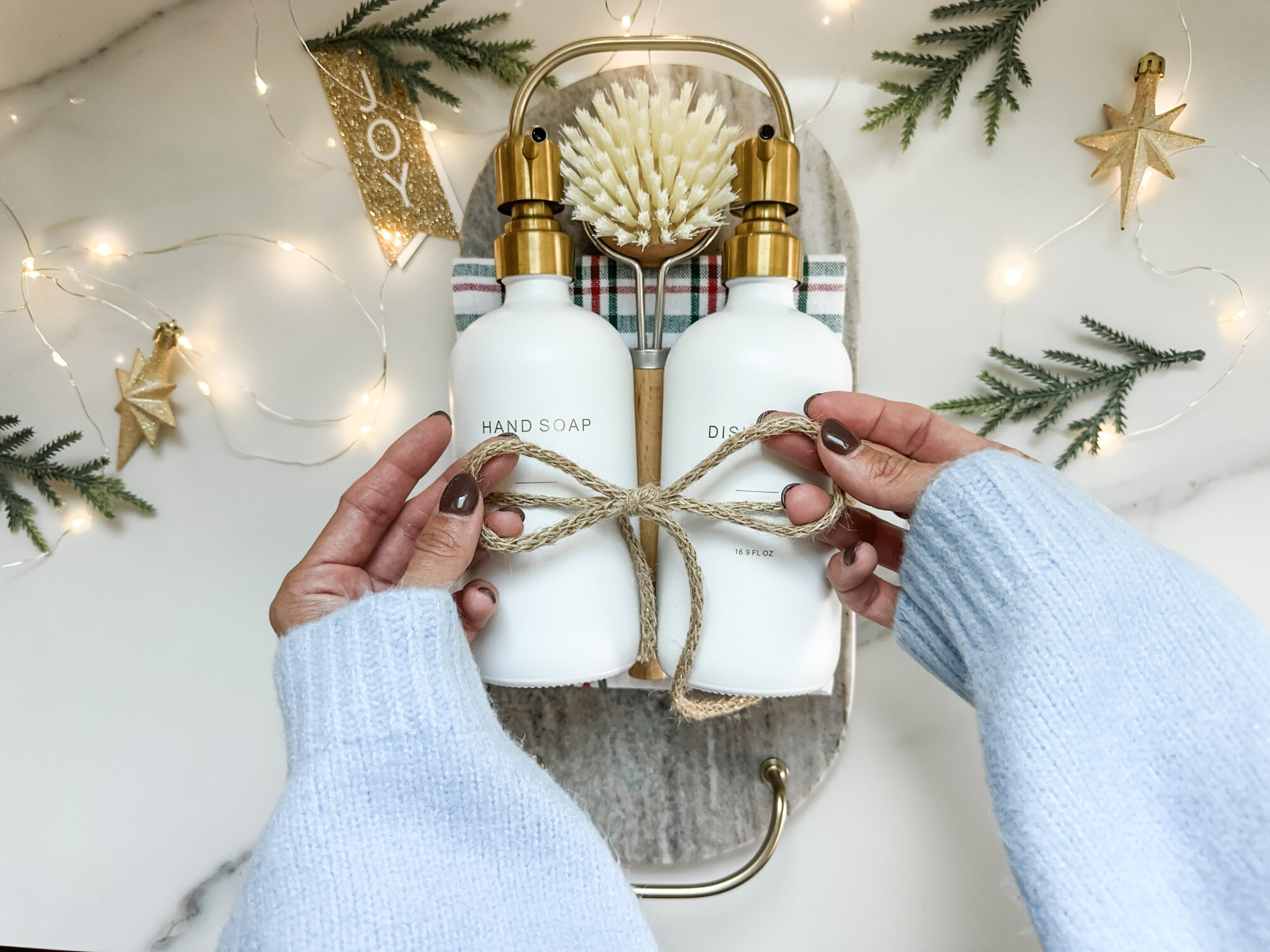 thoughtful and affordable diy host gifts under $35 | host gifts, diy gifts, gift ideas, handmade gift, gift ideas, twine tie, gold soap dispenser aesthetic kitchen essentials, gold gift tag, saop tray, scrubbing brush dishes