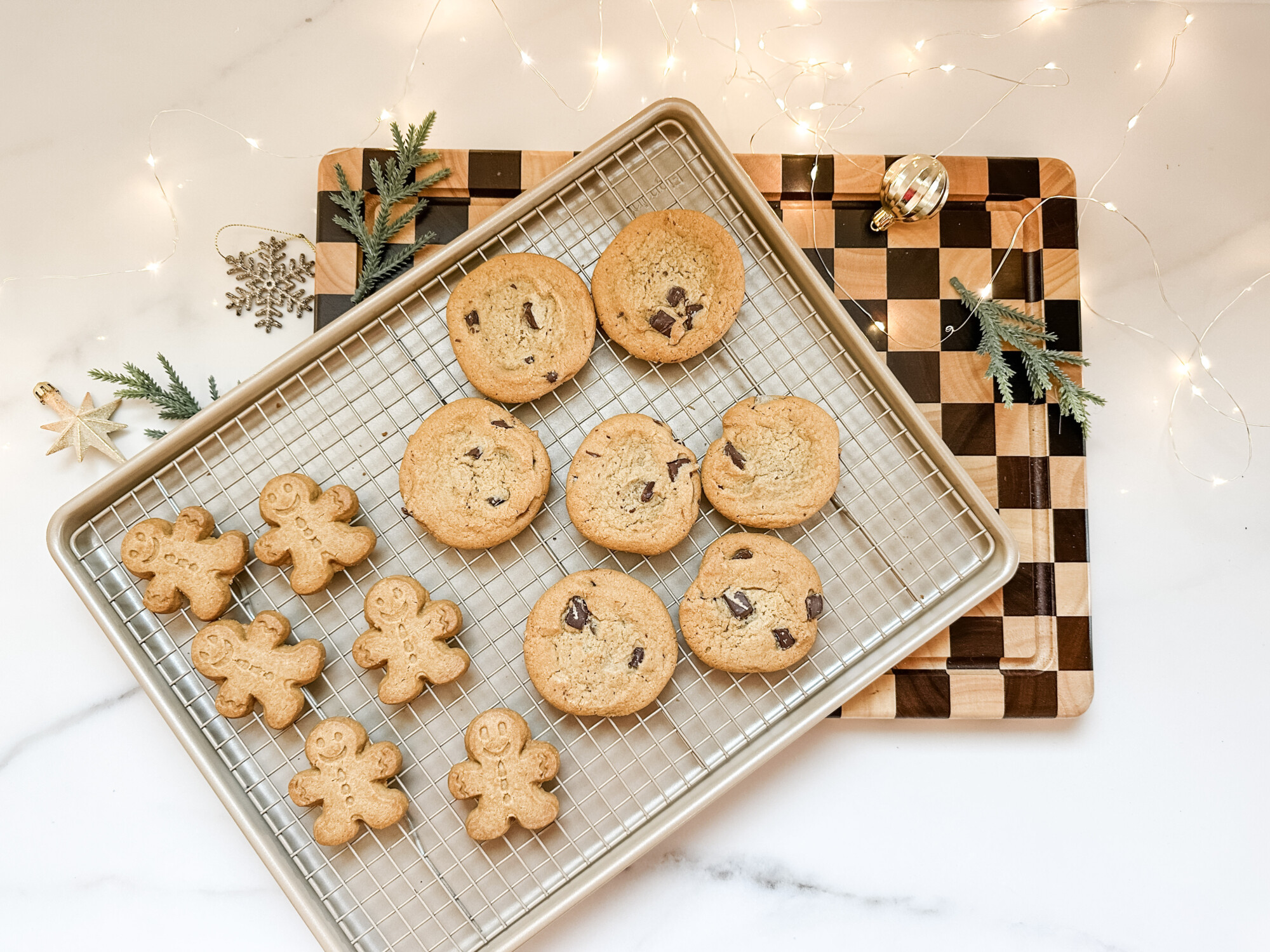 thoughtful and affordable diy host gifts under $35 | host gifts, diy gifts, gift ideas, handmade gift, gift ideas, chocolate chip, cookies, cookie sheet, christmas cookie, baked goods