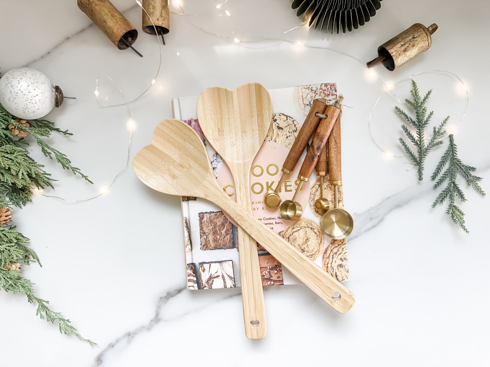 thoughtful and affordable diy host gifts under $35 | host gifts, diy gifts, gift ideas, handmade gift, gift ideas, baking essentials, sweet treats, kitchen items, christmas gift