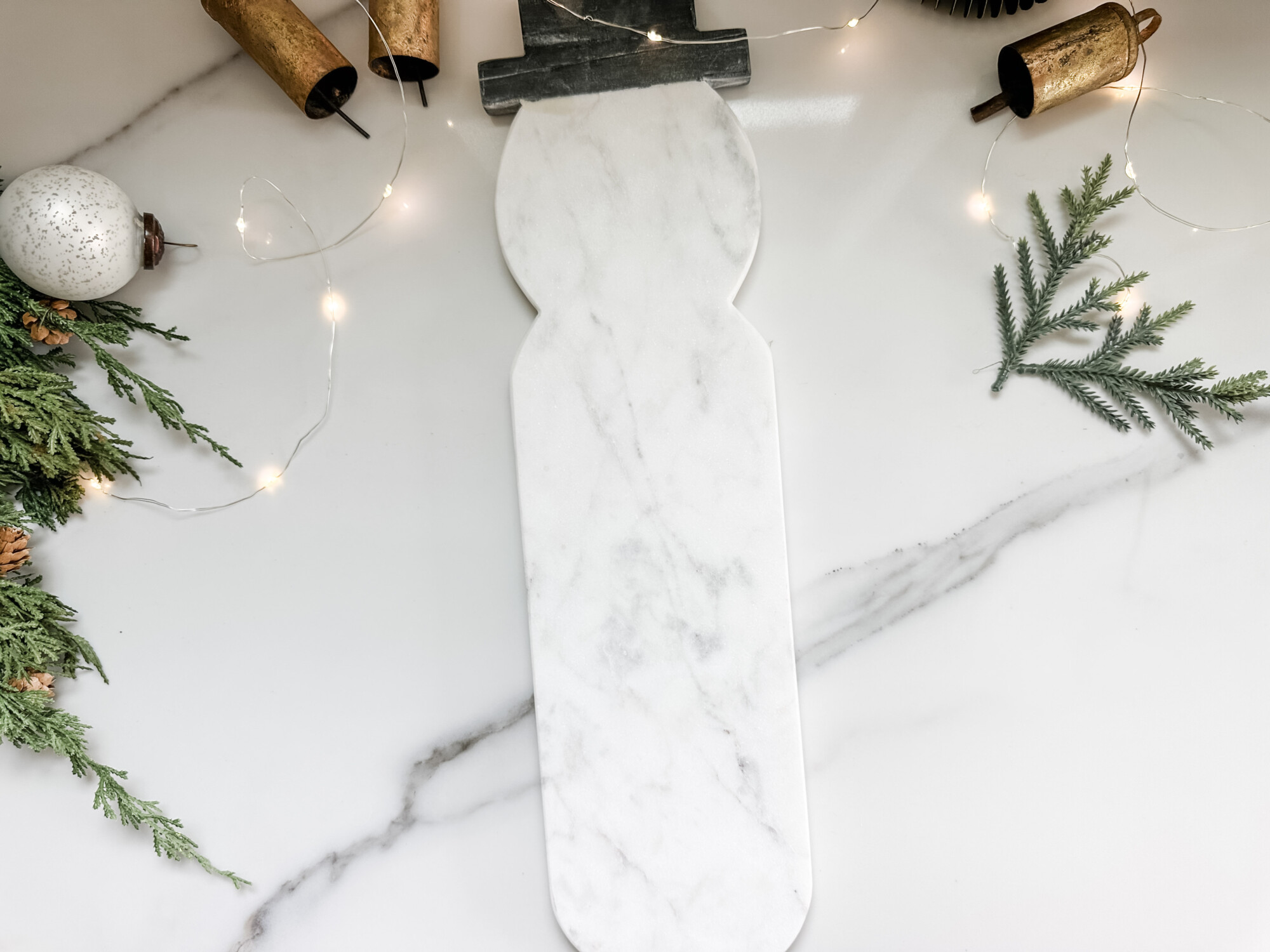 thoughtful and affordable diy host gifts under $35 | host gifts, diy gifts, gift ideas, handmade gift, gift ideas, marble slab, white marble, marble snowman, kitchen decor, christmas decor, holiday plate
