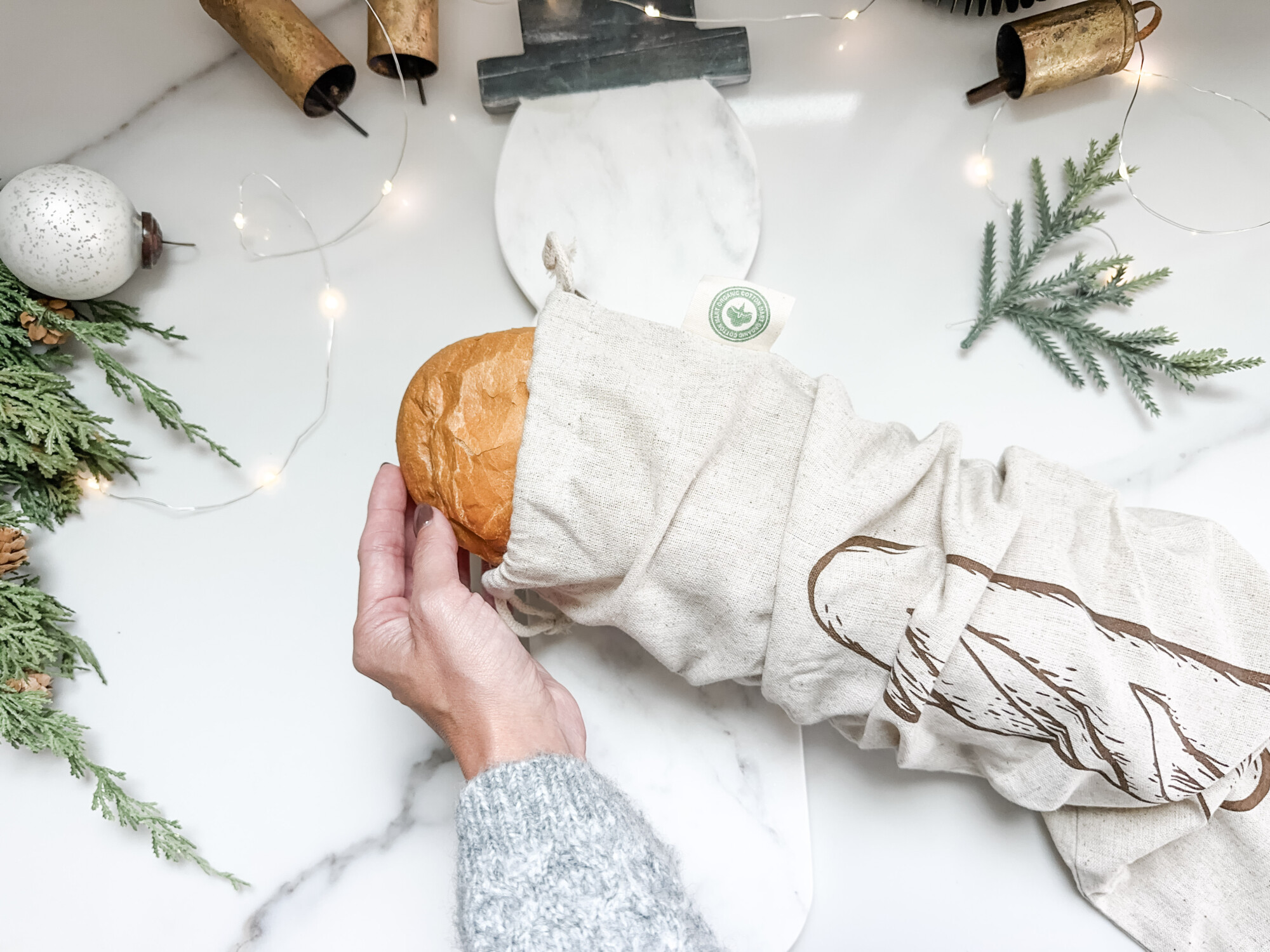 thoughtful and affordable diy host gifts under $35 | host gifts, diy gifts, gift ideas, handmade gift, gift ideas, edible, loaf bag, drawstring bag, christmas decor, holiday decor, marble snowman tray
