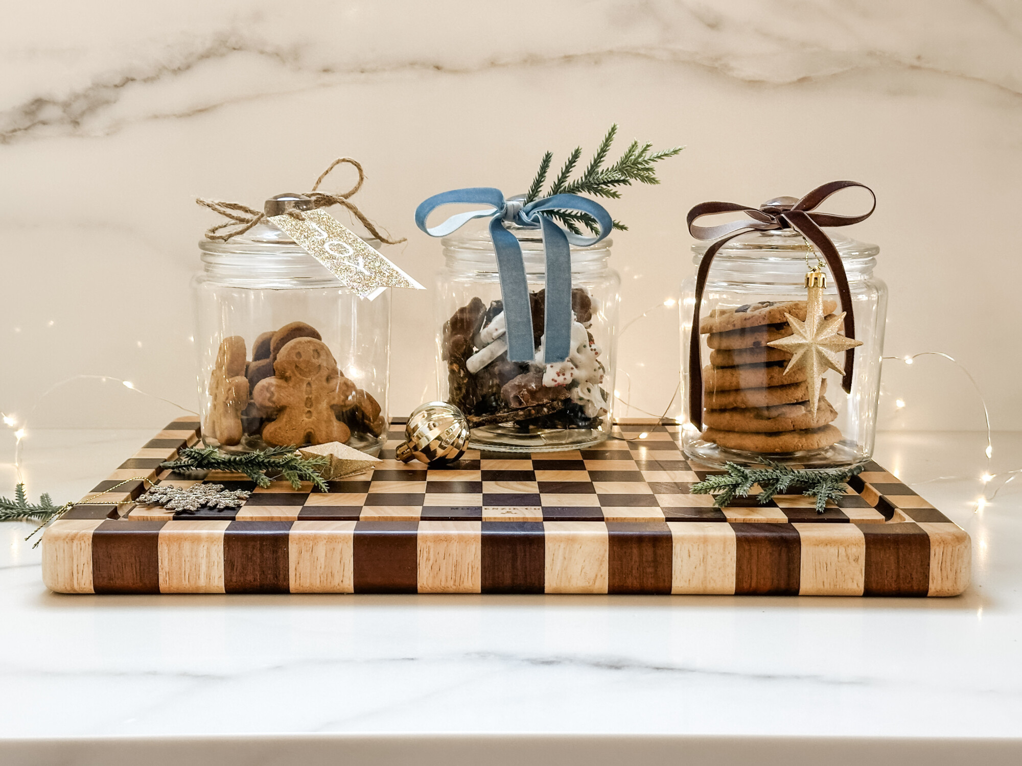 thoughtful and affordable diy host gifts under $35 | host gifts, diy gifts, gift ideas, handmade gift, gift ideas, blue ribbon, homemade cookies, gingerbread, twine bow,  glass jar